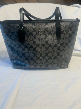 Great condition!! Coach city tote bag
